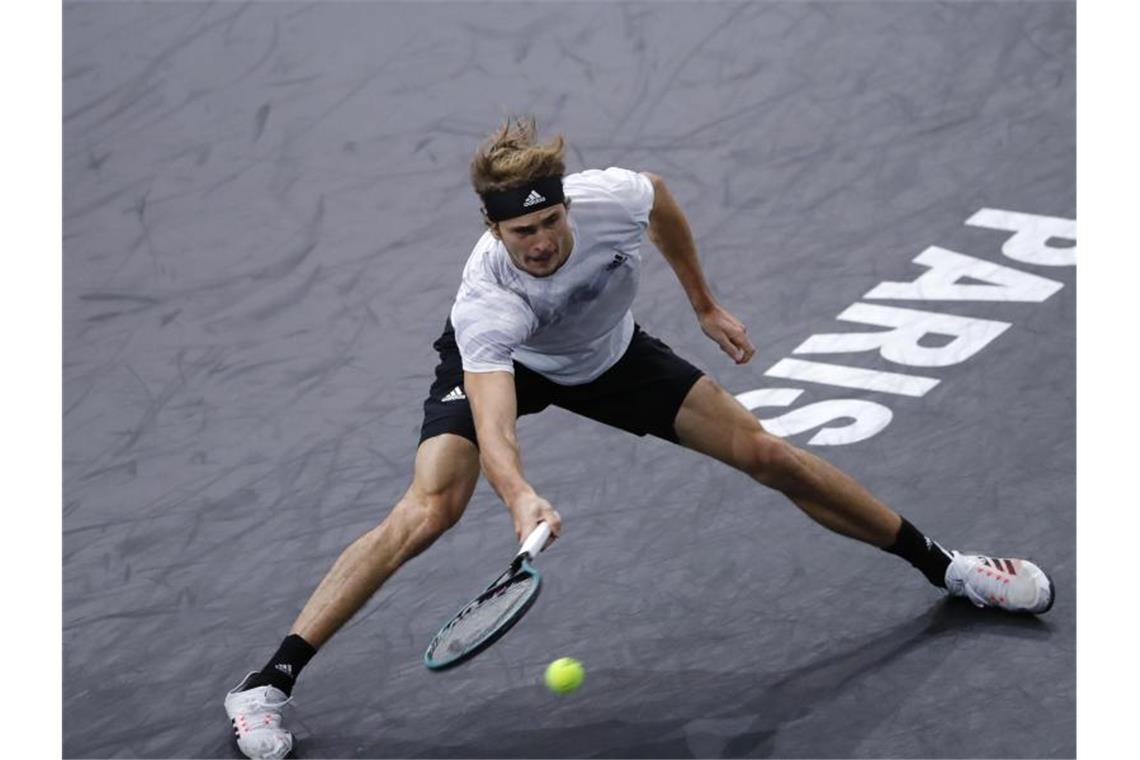 Alexander Zverev unterlag im ATP-Finale von Paris dem Russen Daniil Medwedew mit 7:5, 4:6 und 1:6. Foto: Christophe Ena/AP/dpa