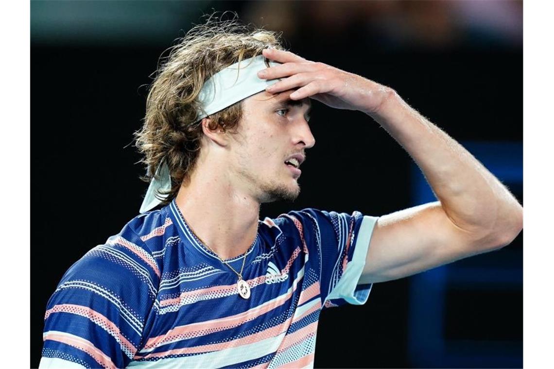 Zverevs Tennis-Spektakel in Melbourne ohne Happy End Alexander Zverev verlor das Halbfinale gegen Dominic Thiem in vier Sätzen. Foto: Dave Hunt/AAP/dpa