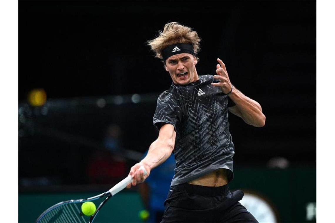 Zverev verpasst Tennis-Finale in Paris Alexander Zverev verlor das Halbfinale von Paris gegen Daniil Medwedew glatt in zwei Sätzen. Foto: Christophe Archambault/AFP/dpa