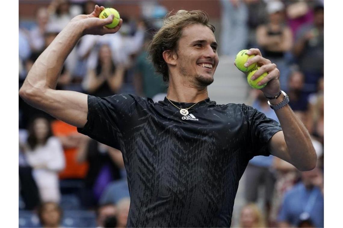 Alexander Zverev wirft nach seinem Viertelfinalsieg bei den US Open Tennisbälle ins Publikum. Foto: Elise Amendola/AP/dpa