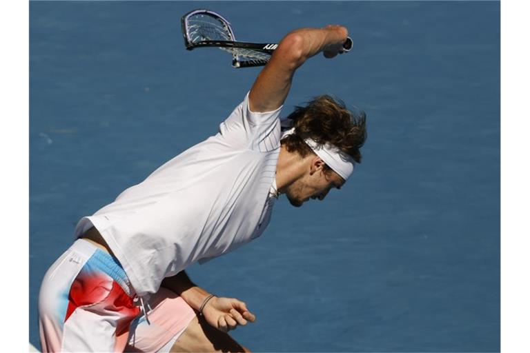 Alexander Zverev zertrümmerte in der Partie gegen Denis Shapovalov frustriert seinen Schläger. Foto: Tertius Pickard/AP/dpa