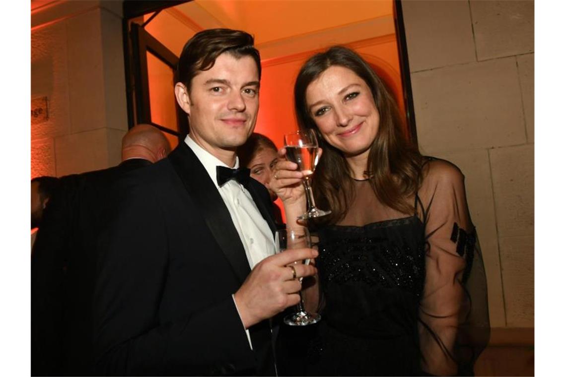 Alexandra Maria Lara nimmt es gelassen, dass sie keinen Bambi gewonnen hat. Sie feiert mit ihrem Mann Sam Riley auf der Party nach Verleihung. Foto: Jens Kalaene/dpa-Zentralbild/dpa