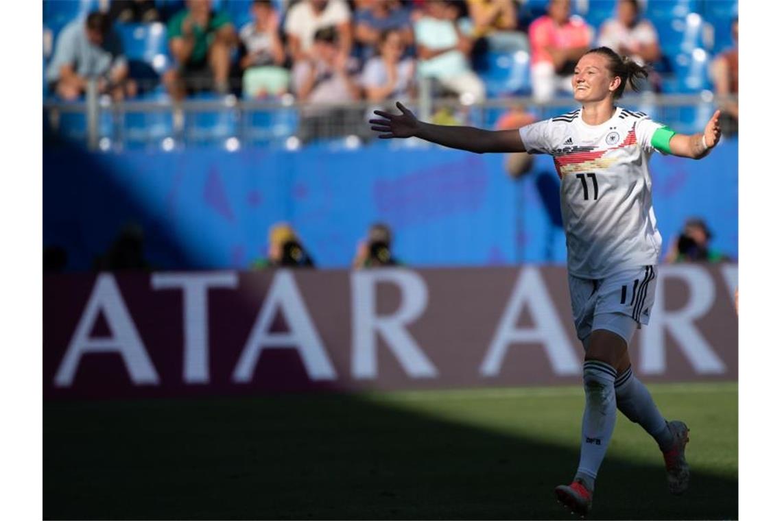 Ab nach Grenoble: DFB-Team startet Achtelfinal-Vorbereitung Alexandra Popp jubelt nach ihrem Tor zum 3:0 im Spiel gegen Südafrika. Foto: Sebastian Gollnow