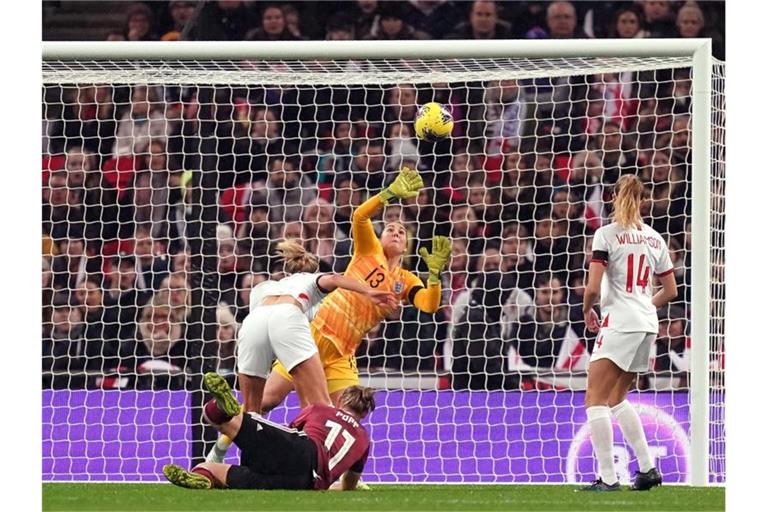 Alexandra Popp (l) netzte in Wembley zur deutschen Führung ein. Foto: John Walton/PA Wire/dpa
