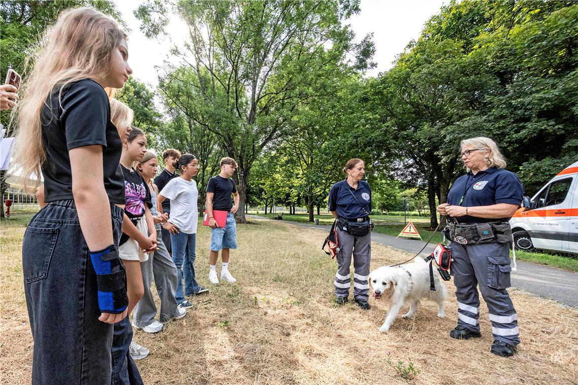 Alexandra Zoller (rechts) und Ursel Schuhmacher präsentieren mit Golden Retriever Ella die Rettungshundestaffel.  Fotos: Dietmar van der Linden