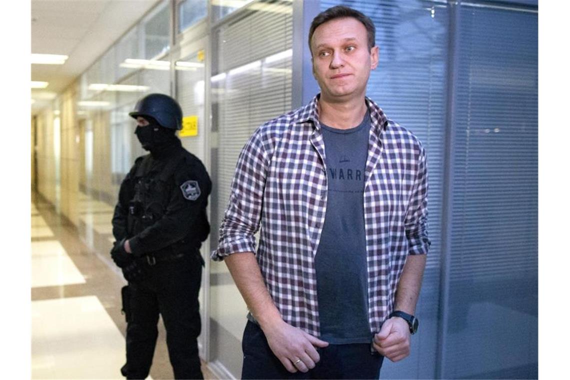 Alexej Nawalny (Archiv) wird noch immer in der Berliner Charité behandelt. Inzwischen ist er aus dem Koma erwacht. Foto: Alexander Zemlianichenko/AP/dpa