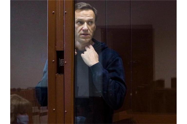 Alexej Nawalny ist offenbar schwer angeschlagen; seine Anwälte fordern eine ordentliche Behandlung des Oppositionellen. Foto: Uncredited/Babuskinsky District Court/AP/dpa