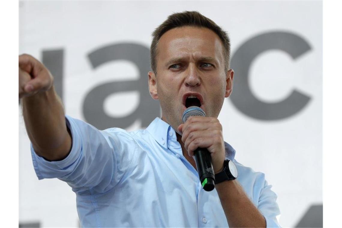 Alexej Nawalny, Oppositionsführer aus Russland, spricht bei einem Protest in Moskau. Foto: Pavel Golovkin/AP/dpa