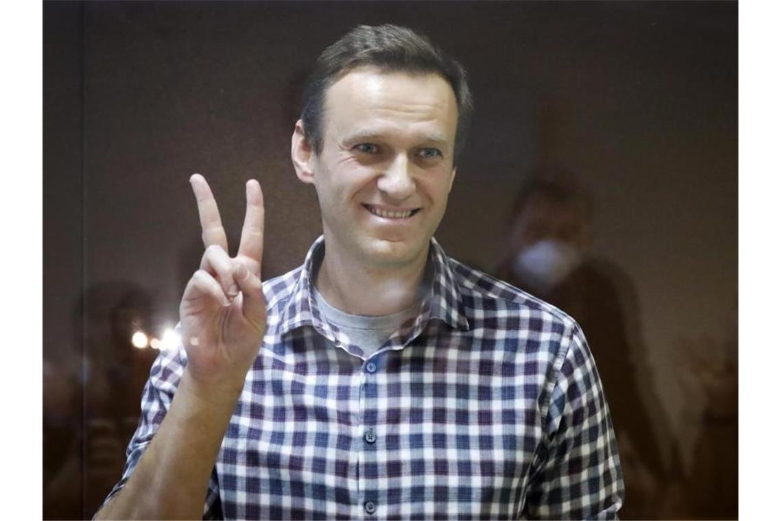EU-Parlament ehrt Kremlkritiker Nawalny mit Sacharow-Preis Alexej Nawalny, russischer Oppositionsführer, mit dem Peace-Zeichen im Bezirksgericht Babuskinskij in Moskau. Foto: Alexander Zemlianichenko/AP/dpa