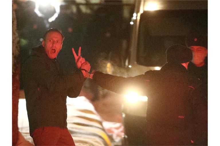 Alexej Nawalny wird von einem Polizeibeamten abgeführt. Foto: Sergei Bobylev/TASS/dpa/Archiv