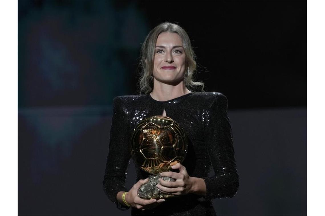 Alexia Putellas erhielt den Ballon d'Or der Frauen. Foto: Christophe Ena/AP/dpa