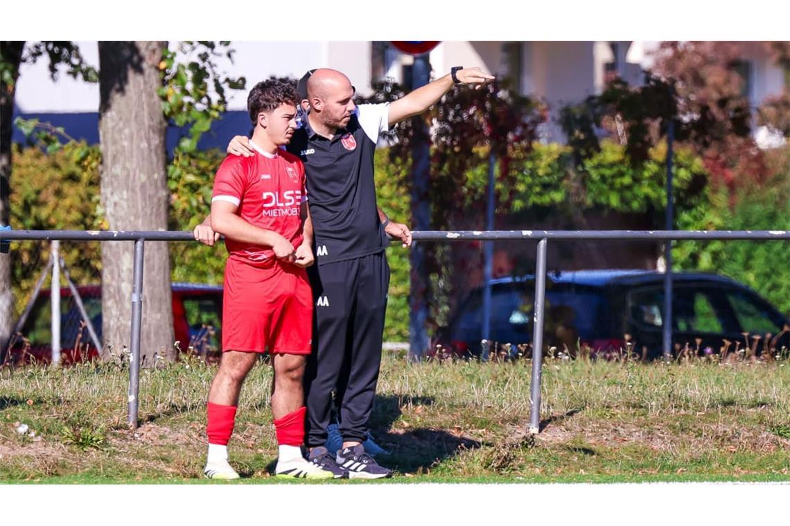 Alexios Asteris (rechts) gibt den Spielern des SV Fellbach II (im Bild Leonid Lleshaj) nicht mehr länger Anweisungen. Er wurde am Montag von seinem Traineramt freigestellt.