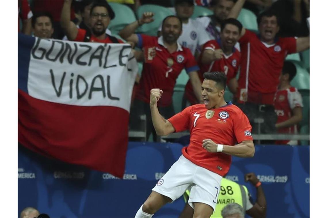 Südamerikameister Chile nach Kartenfestival im Viertelfinale Alexis Sánchez traf für Chile zum Sieg. Foto: Ricardo Mazalan/AP
