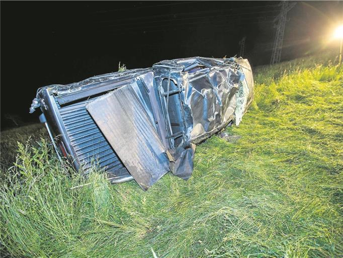 ALFDORF (pol). Ein schwerer Verkehrsunfall hat sich in der Nacht zum Pfingstmontag beim Haghof ereignet. Wie die Polizei mitteilt, war ein 20-jähriger Mitsubishi-Lenker gegen 1.30 Uhr auf der L1155 zwischen Pfahlbronn und Haghof unterwegs. Auf der Strecke kam es zu gegenseitigen Überholmanövern zwischen ihm und einem 25-jährigen Seat-Fahrer. In einer leichten Rechtskurve geriet der 20-Jährige mit seinem Fahrzeug dann ins linke Bankett, schleuderte anschließend nach rechts über die Fahrbahn und überschlug sich mehrfach. Das Fahrzeug kam nach etwa 100 Metern an dem dortigen Abhang zum Stehen. Im Mitsubishi befanden sich insgesamt vier Personen. Der 21-jährige Beifahrer wurde aus dem Fahrzeug geschleudert und erlitt schwerste Verletzungen. Die anderen drei Insassen wurden schwer verletzt. Zu einer Berührung zwischen dem Mitsubishi und dem Seat war es nicht gekommen. Es entstand ein Sachschaden von etwa 5000 Euro. Der Rettungsdienst war mit starken Kräften im Einsatz, die Feuerwehren aus Alfdorf und Pfahlbronn mit vier Fahrzeugen und 30 Mann. Foto: 7aktuell/Adomat