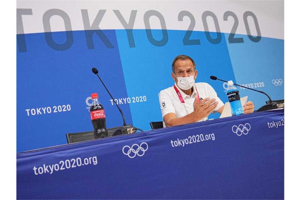 DOSB-Chef Hörmann weist Kritik an Tokio-Reise zurück Alfons Hörmann bei der ersten deutschen Pressekonferenz in Tokio. Foto: Michael Kappeler/dpa