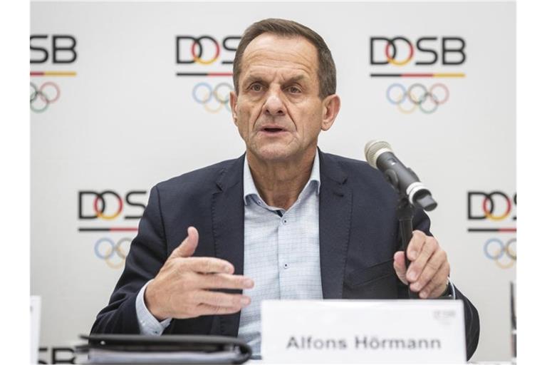 Alfons Hörmann, Präsident des Deutschen Olympischen Sportbundes, spricht in der DOSB-Zentrale bei einer Pressekonferenz. Foto: Frank Rumpenhorst/dpa