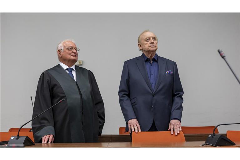 Alfons Schuhbeck (r) mit seinem Anwalt Hans-Joachim Eckert (l) im Gerichtssaal des Landgerichts München I. Gegen ihn wird unter anderem wegen des Vorwurfs des Subventionsbetrugs verhandelt.