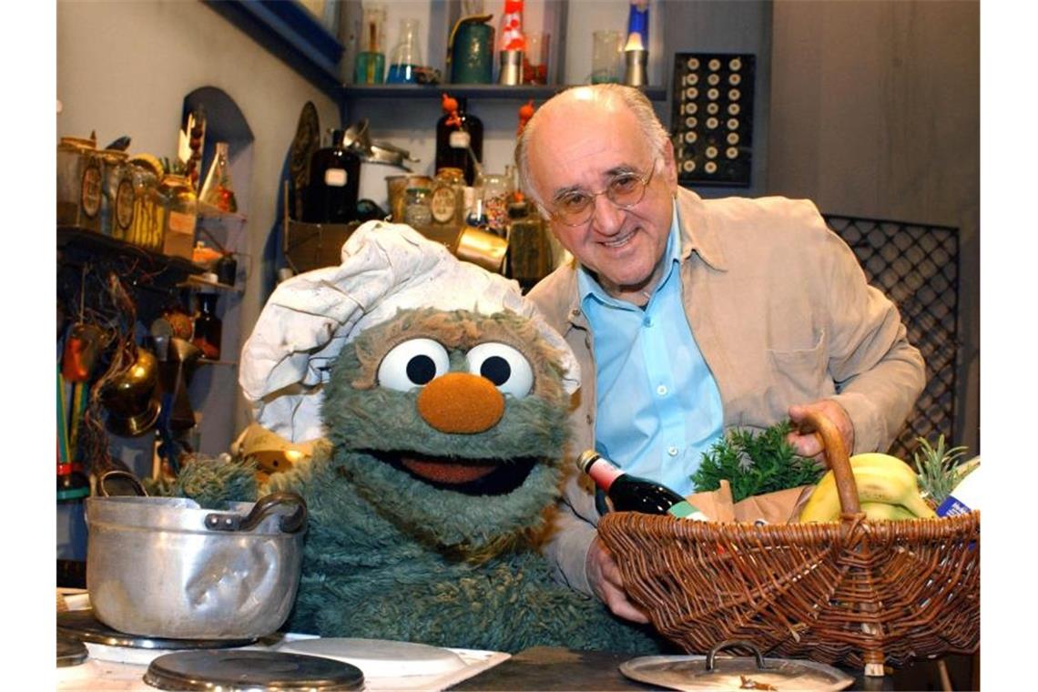 „Auf Wiedersehen, Bio!“ - Trauer um Alfred Biolek Alfred Biolek als Stargast der Kinderserie „Sesamstraße“ 2005 in Hamburg. Foto: Wolfgang Langenstrassen/dpa