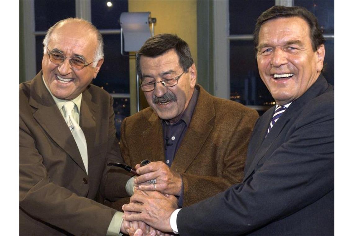 „Auf Wiedersehen, Bio!“ - Trauer um Alfred Biolek Alfred Biolek mit dem damaligen Bundeskanzler Gerhard Schröder (r.) und dem Schriftsteller Günter Grass nach einer Aufzeichnung von „Boulevard Bio“ 2002. Foto: Jörg Carstensen/dpa