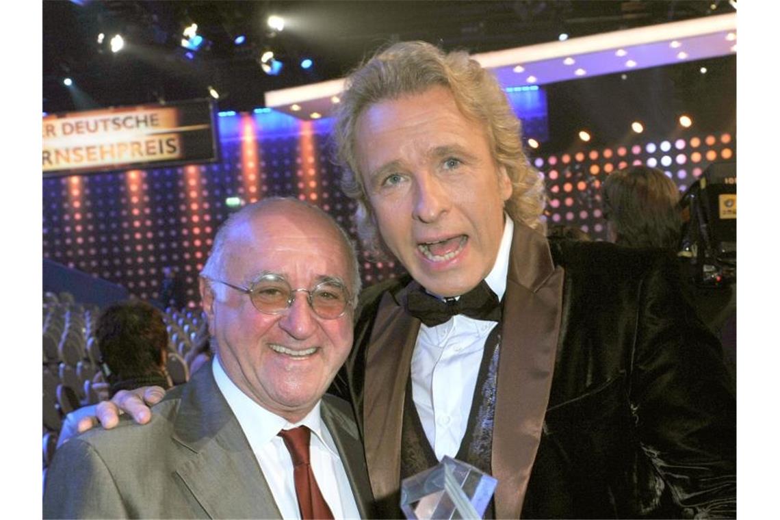 „Auf Wiedersehen, Bio!“ - Trauer um Alfred Biolek Alfred Biolek und Thomas Gottschalk freuen sich im Jahr 2009 über den Deutschen Fernsehpreis. Foto: Jörg Carstensen/dpa
