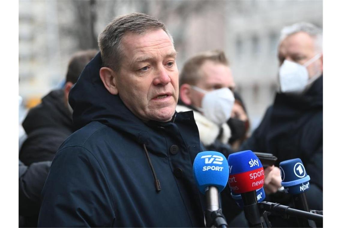 Alfred Gislason, Cheftrainer der deutschen Handball-Nationalmannschaft, stellt sich bei einem Medientermin den Fragen der Journalisten. Foto: Marijan Murat/dpa