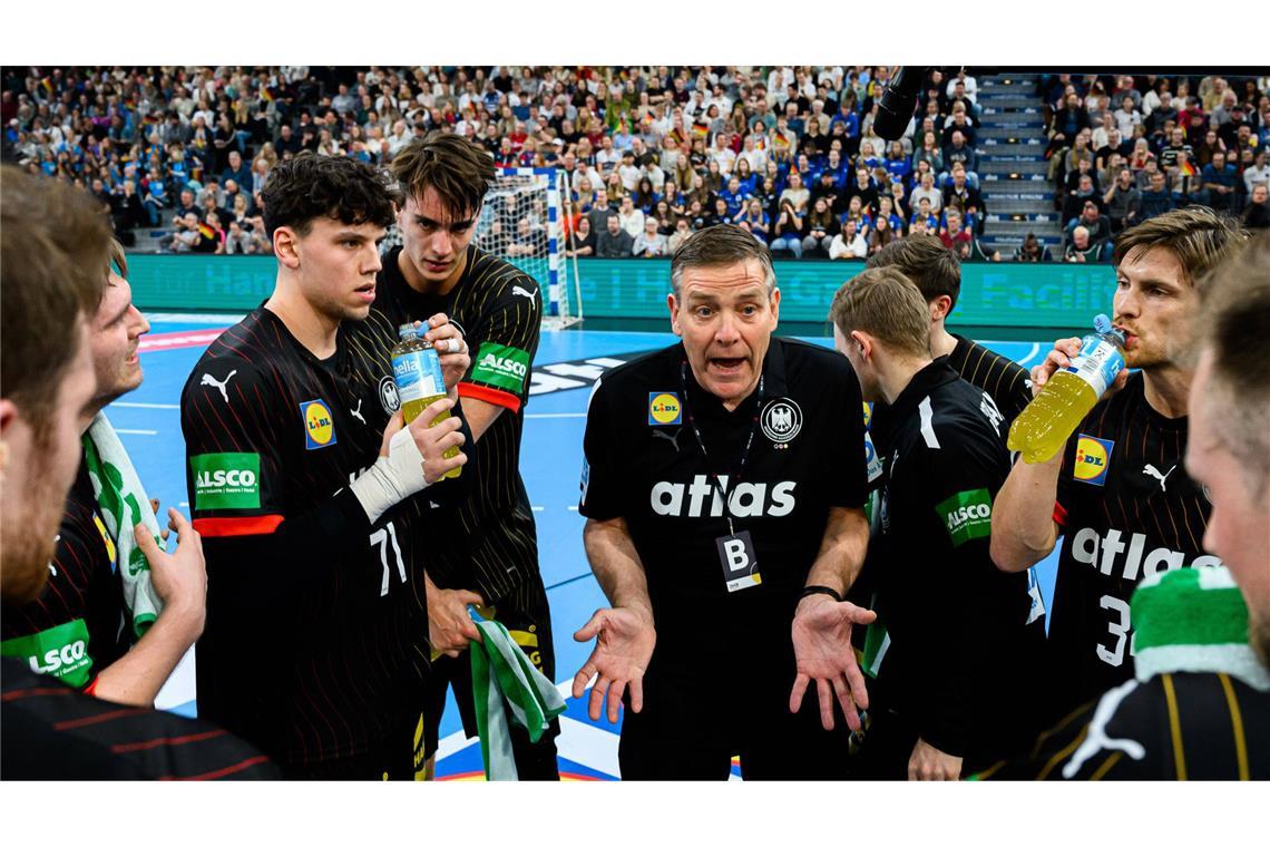 Das ist der Kader von Bundestrainer Alfred Gislason Alfred Gislason gibt seinen Spielern beim WM-Testspiel gegen Brasilien Anweisungen.
