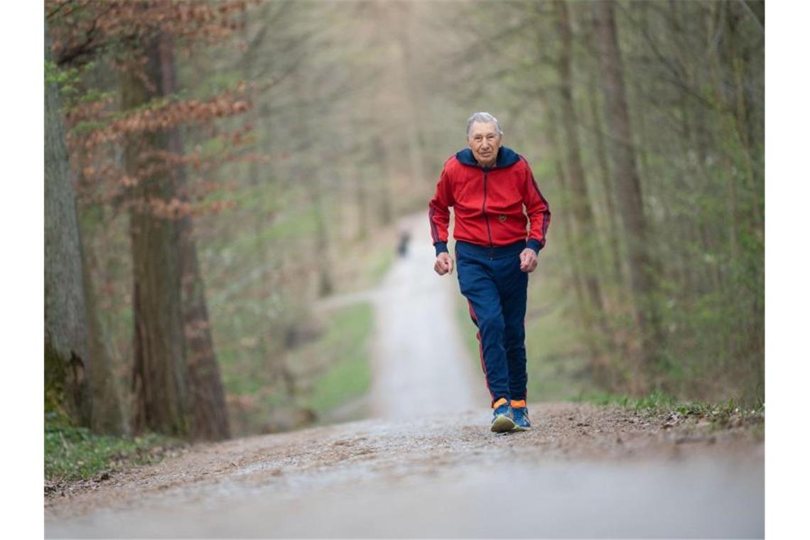Alfred Meyer, der im Mai 95 Jahre alt wird, läuft durch einen Wald bei Stuttgart. Foto: Marijan Murat/dpa/Archivbild