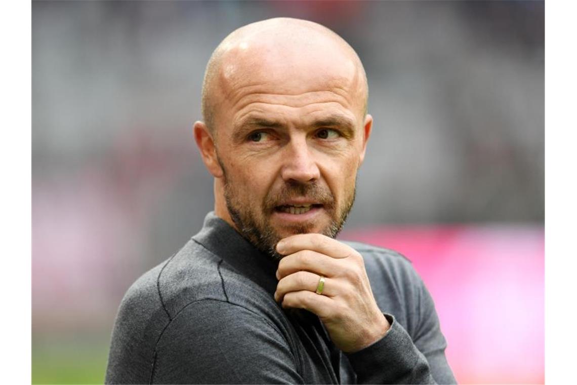 Hoffenheims Trainer: Guardiola und Klopp als Vorbilder Alfred Schreuder steht am Spielfeldrand. Foto: Tobias Hase/dpa/Archivbild