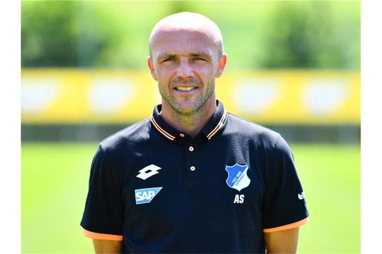 Alfred Schreuder, Trainer der TSG 1899 Hoffenheim, lächelt in die Kamera. Foto: Uwe Anspach/Archiv