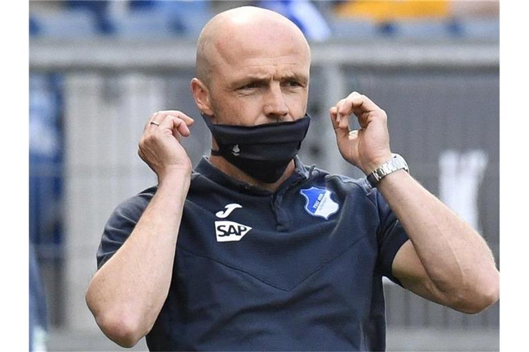 Alfred Schreuder, Trainer von Hoffenheim, steht am Spielfeldrand. Foto: Thomas Kienzle/AFP/POOL/dpa/Archivbild