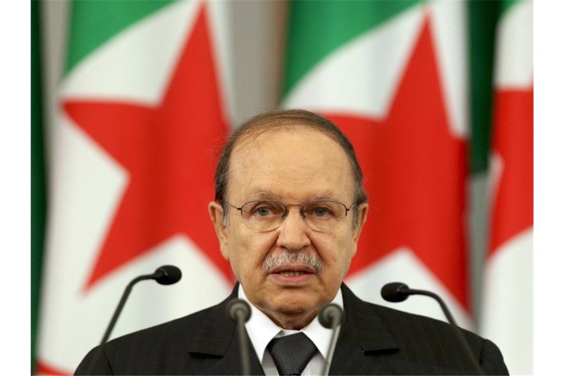 Algeriens Präsident Abdelaziz Bouteflika 2009 bei seinem Eid für seine dritte Amtszeit. Foto: Mohamed Messara/EPA/dpa
