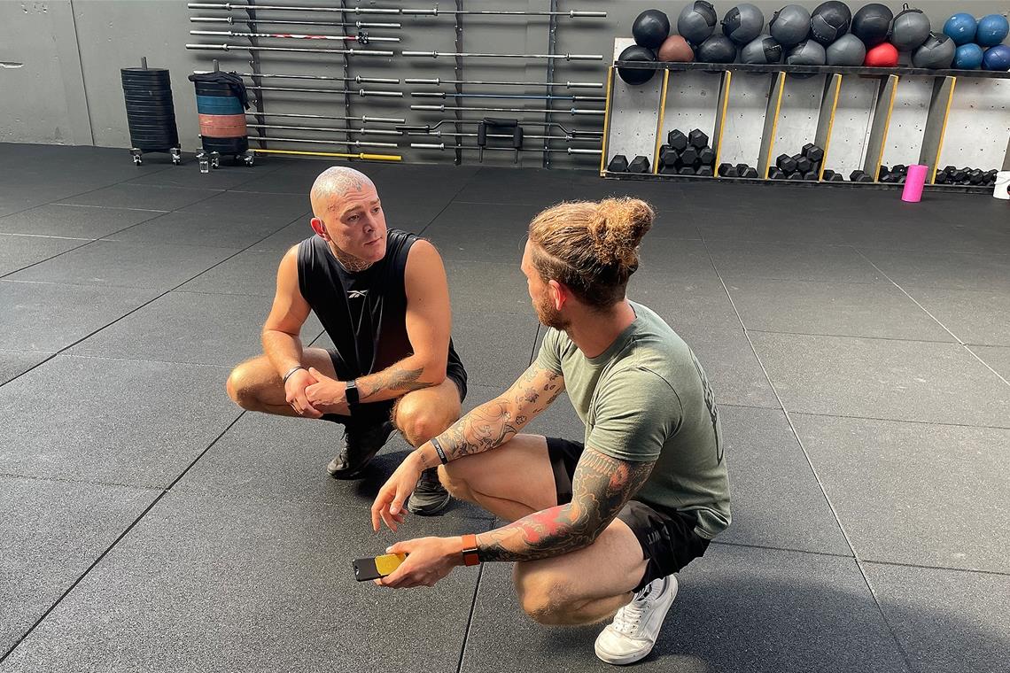 Traumjob nach psychischer Erkrankung gefunden Ali Ekmekci (links) mit seinem Coach Adrian Zucker im Austausch.Foto: privat