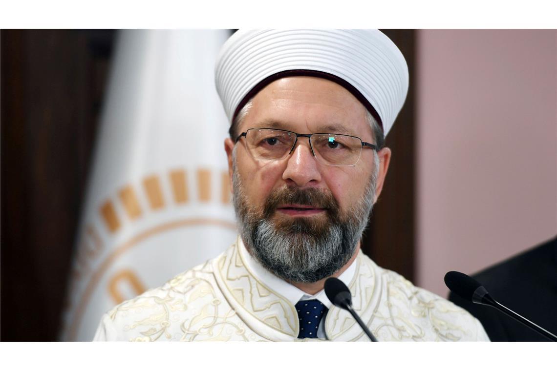 Kontroverse in Türkei - Frauenrechtlerin legt Kopftuch ab Ali Erbas, Präsident der türkischen Religionsbehörde Diyanet - deren Auslegung des Islam ist vielen Frauen zu restriktiv. (Archivbild)