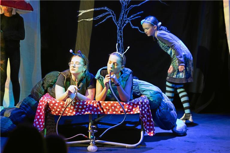 Alice (Lara Erdödi, hinten rechts) fragt auch zwei Raupen (Jannika Heim links, Greta Röper rechts) nach dem richtigen Weg. Die Antworten sind wie so oft im Wunderland allerdings wenig aufschlussreich. Fotos: Alexander Becher