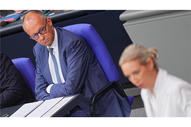 Alice Weidel, Bundesvorsitzende und Fraktionsvorsitzende der AfD und Kanzler Friedrich Merz (CDU) während der Haushaltsdebatte im Bundestag