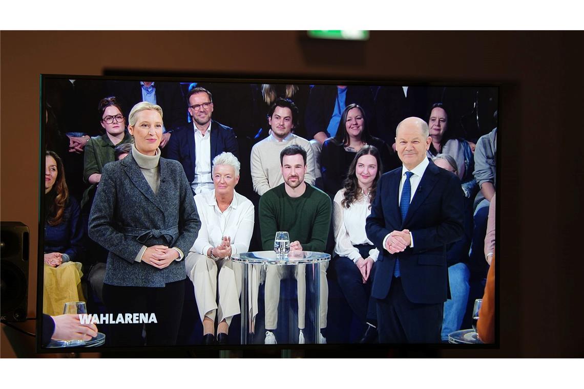 ARD-"Wahlarena": Merz fährt S-Bahn - Weidel wird persönlich Alice Weidel, Spitzenkandidatin der AfD, wird von mehreren Menschen aus dem Publikum nach ihrer privaten Lebenssituation gefragt.