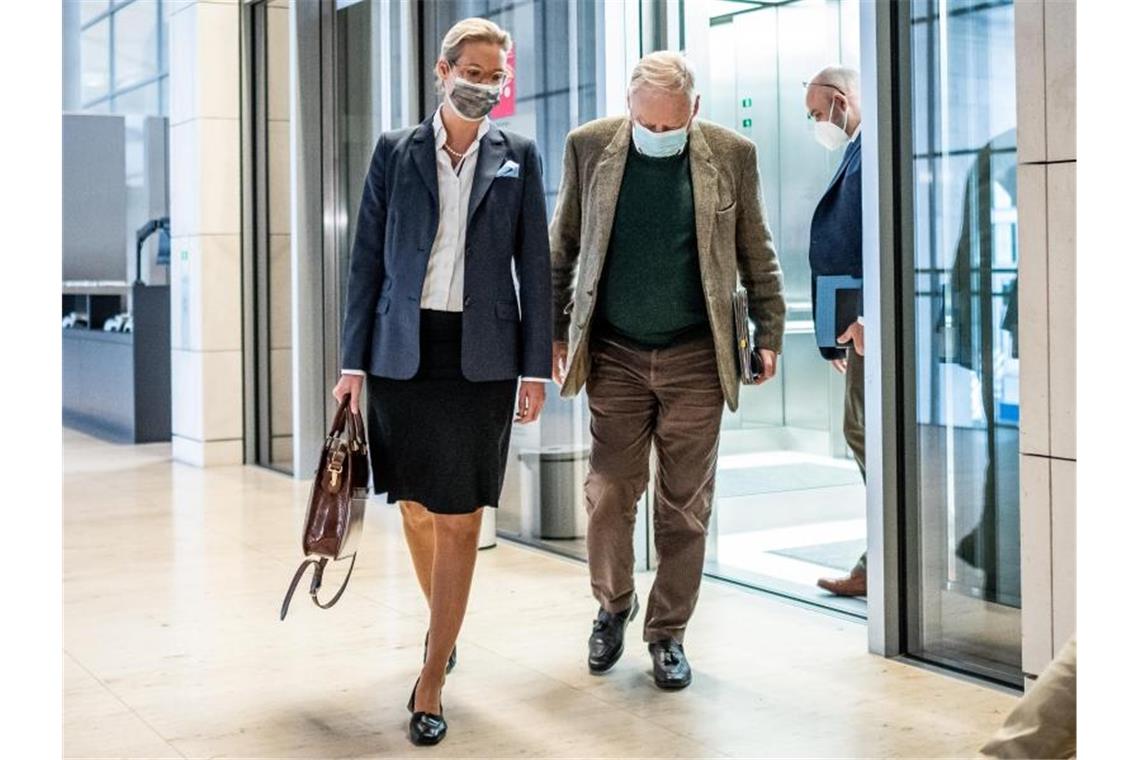 AfD-Fraktion wählt Weidel und Chrupalla als Vorsitzende Alice Weidel und Alexander Gauland kommen zur konstituierenden AfD-Fraktionssitzung in den Bundestag. Foto: Michael Kappeler/dpa
