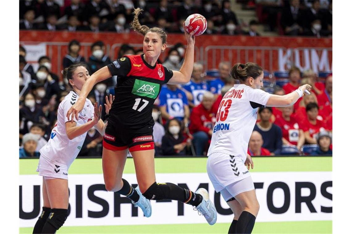 Dank Schützenhilfe: DHB-Frauen erreichen erstes Etappenziel Alicia Stolle (M) kommt gegen Serbiens Abwehr zum Wurf. Foto: Marco Wolf/wolf-sportfoto/Marco Wolf