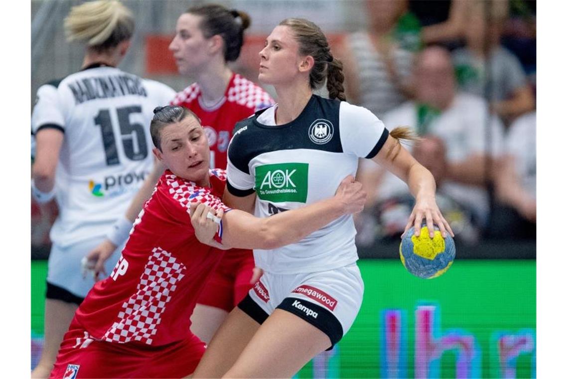 Deutsche Handball-Frauen lösen WM-Ticket Alicia Stolle (r) erzielte sechs Tore für Deutschland. Foto: Guido Kirchner