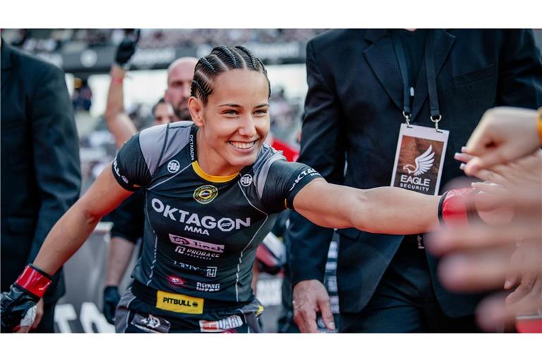 Alina Dalaslan, hier beim Einlauf in Prag, will weiterhin ungeschlagen bleiben.