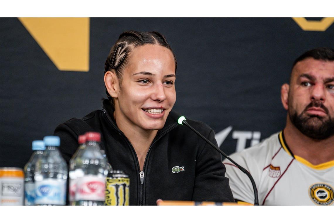 Wie Alina Dalaslans erfolgreicher Karriereweg weitergehen soll Alina Dalaslan, hier neben Ex-Bundesliga-Ringer Kasim Aras, entgegnete auf der Pressekonferenz unter anderem: „Ich sehe den Sieg auf jeden Fall auf meiner Seite.“ Ihr Coach Peter Sobotta pflichtete ihr bei.