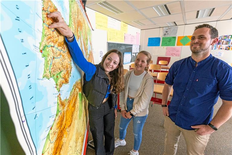 Alina Grasmik und Katrin Schramm (von links) zeigen auf der Landkarte, wohin sie mit Lehrer Benjamin Seiz gereist sind.Foto: Alexander Becher