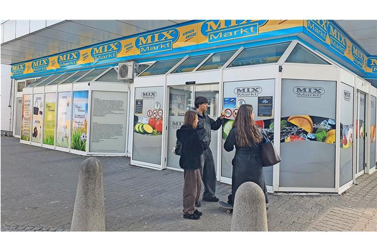 Alina, Mischa und Erza decken sich am Mixmarkt mit Eis ein.