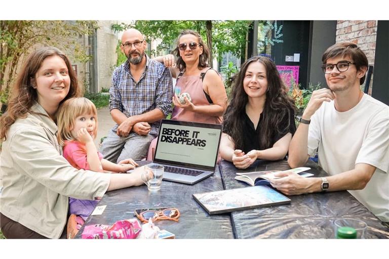 Alina Prisich mit ihrer Tochter Ivanka,&nbsp;Ievgeniia Kupchan und&nbsp;Mykyta Bezus (von links am Tisch sitzend) kommen aus der Ukraine und realisieren im Rahmen eines Kulturstipendiums Fotoprojekte in Stuttgart. Kestutis Svirnelis und Marie Lienhard (beide hinten) koordinieren für den Kunstverein Wagenhalle das Projekt „Waves of Creativity“.
