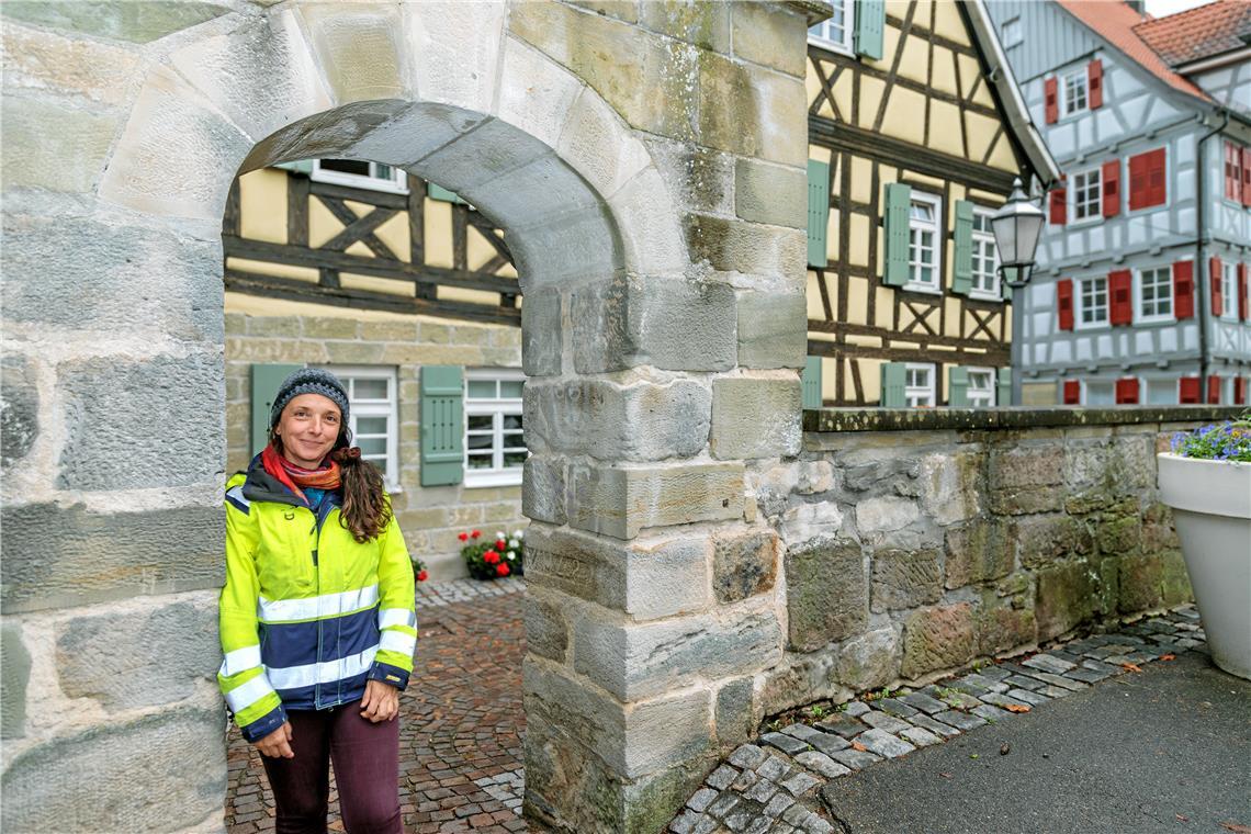 Interview mit Archäologin: „Auch wir wollen keine Indizien verwischen“ Aline Kottmann betreut den Skelettfund in Murrhardt als Archäologin. Die Fundstelle liegt nur ein paar Schritte von der Stadtmauer und der Stadtkirche entfernt. Sie ist mittlerweile wieder verschlossen. Foto: Stefan Bossow
