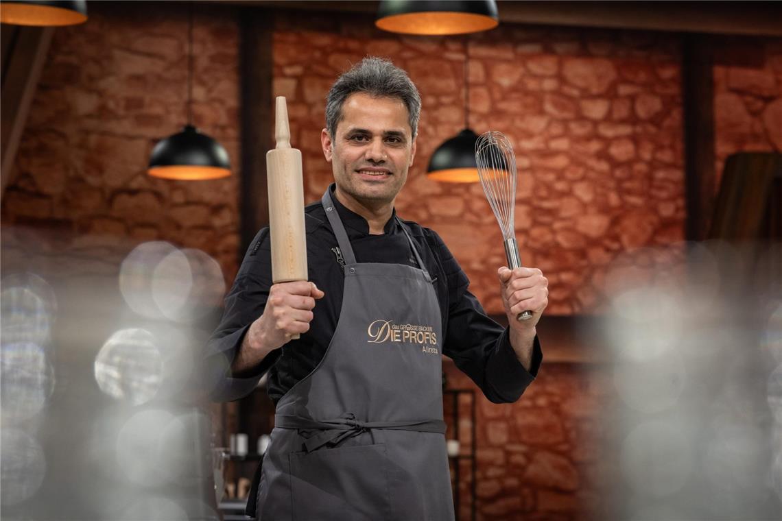 Alireza (48), aus Berlin, bringt die Aromen und kulinarischen Traditionen seiner iranischen Herkunft mit moderner Patisserie zusammen.