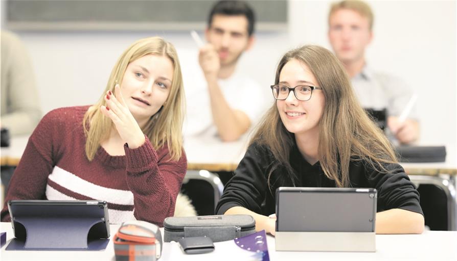 Alisa Kraft (links) und Leonie Wölfer wollen das Tablet in ihrem Lernalltag nicht mehr missen. Fotos: A. Becher