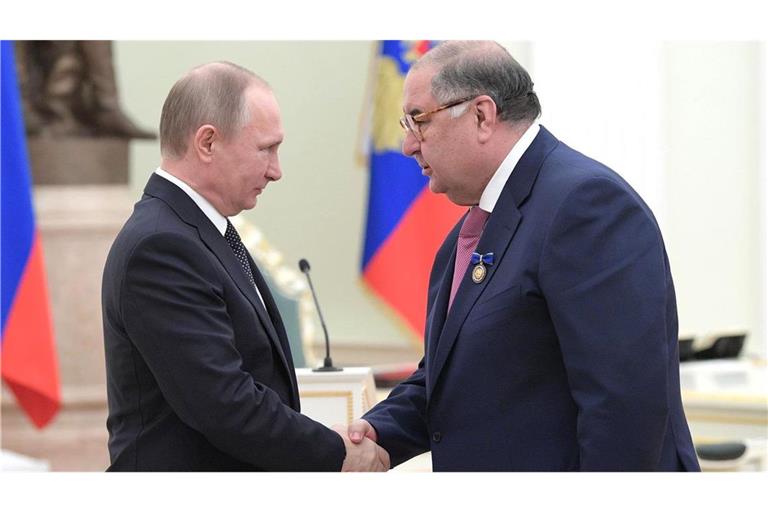 Alischer Usmanow wurde von der EU bislang als kremlfreundlicher Oligarch mit besonders engen Verbindungen zu Präsident Wladimir Putin bezeichnet. (Archivbild)