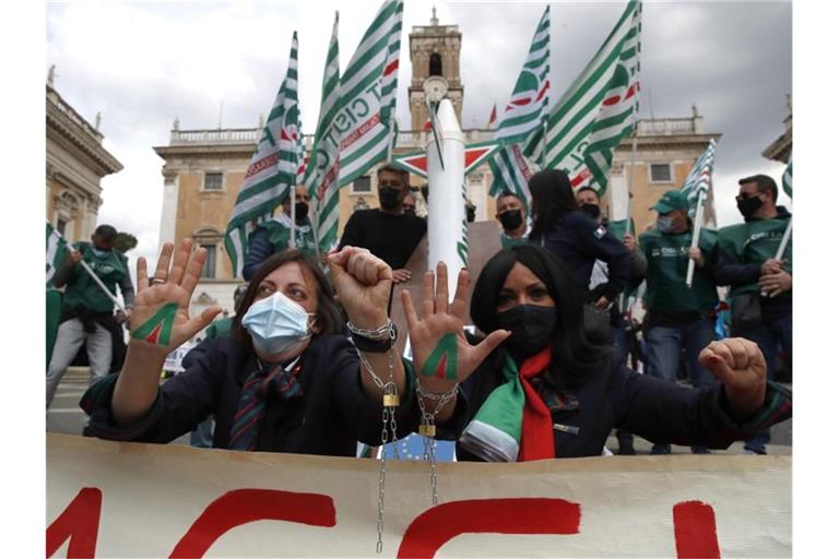 Alitalia-Mitarbeiter bei einem Protestmarsch Mitte April in Rom. Foto: Alessandra Tarantino/AP/dpa