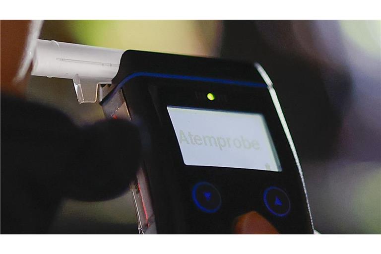 Alkoholtester der Polizei. Ein 29-Jähriger war betrunken und mit Kindern ohne Kindersitz im Auto unterwegs (Symbolfoto).